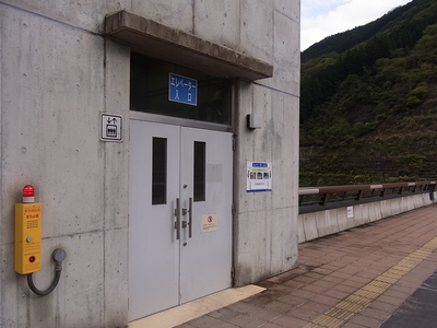 滝沢ダムのエレベータの入口